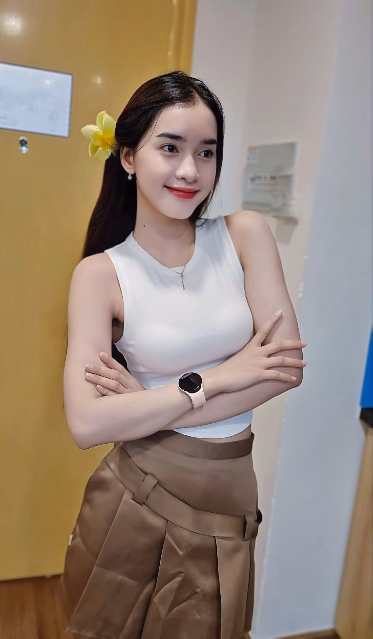 Yona Cươn (Đinh Thị Cươn, sinh năm 2004) người dân tộc Ba Na, quê ở Bình Định. Yona Cươn nổi lên trên mạng xã hội nhờ những clip quay cảnh cuộc sống ở núi rừng nơi cô sinh sống.