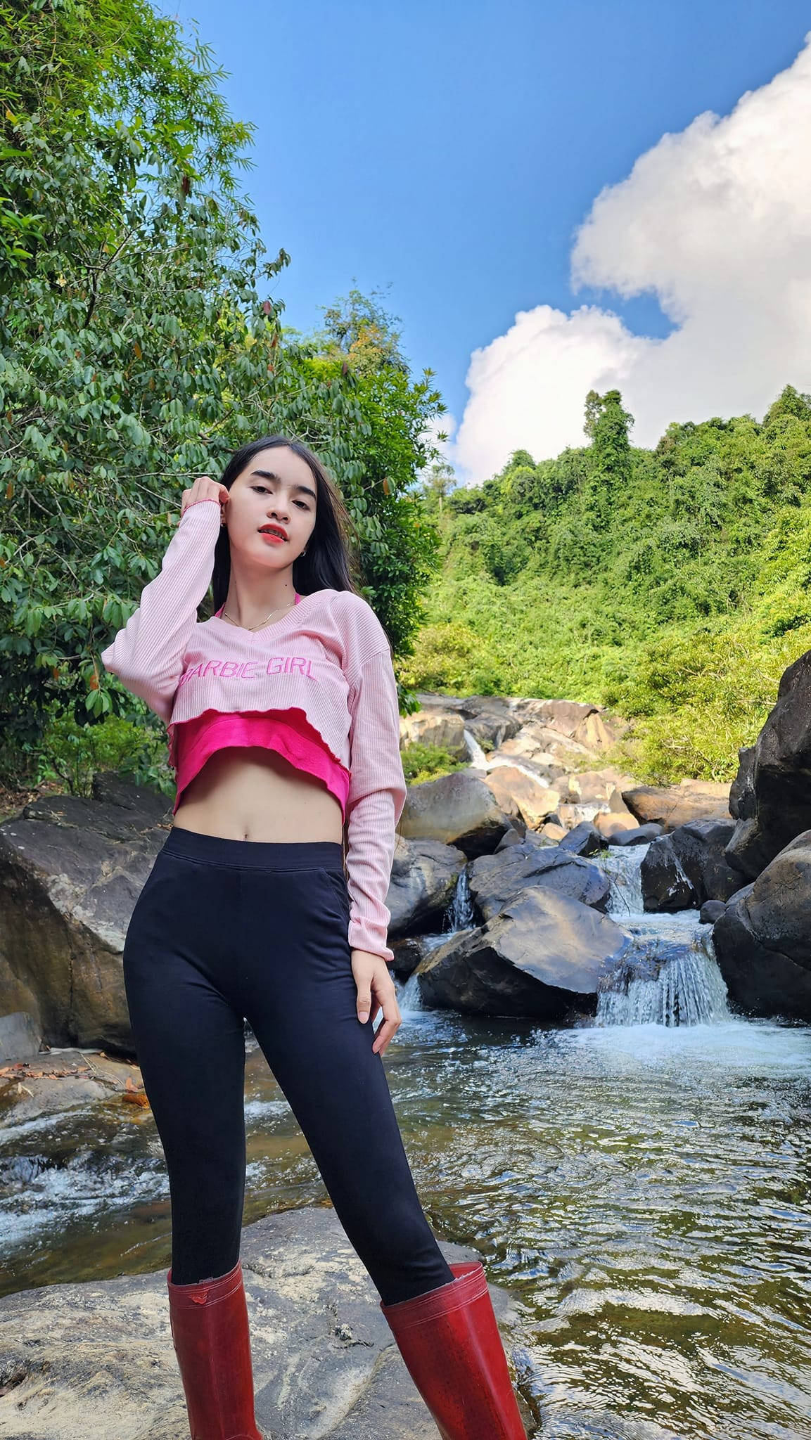 Thế nhưng "Sơn nữ Bana xinh đẹp" ấy đang dần phát triển theo hướng mà nhiều người chẳng mong muốn. Trên trang cá nhân của cô nàng bắt đầu xuất hiện những đoạn video nhảy nhót, cô nàng cũng bắt đầu biết diện hơn, những trang phục được lựa chọn bắt đầu "hở", bắt đầu bó sát.