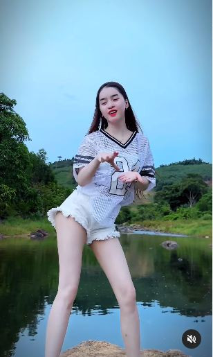 Ở phần bình luận của những video, rất nhiều người đã bày tỏ sự thất vọng với hình ảnh cô "sơn nữ" ngày nào: "Sao hồi nào cũng thấy nhảy nhót mệt thiệt chứ", "càng ngày càng lố quá", "suốt ngày nhảy nhót, không còn ngây thơ như xưa nữa".