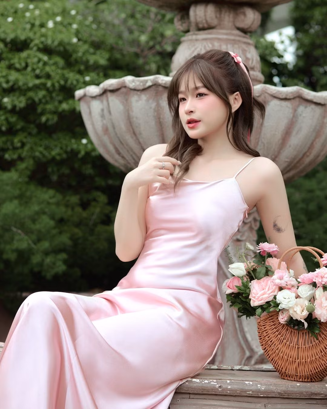 Dù không sở hữu chiều cao nổi bật, thế nhưng cô nàng rất biết cách chọn trang phục để tôn lên ưu điểm của cơ thể.