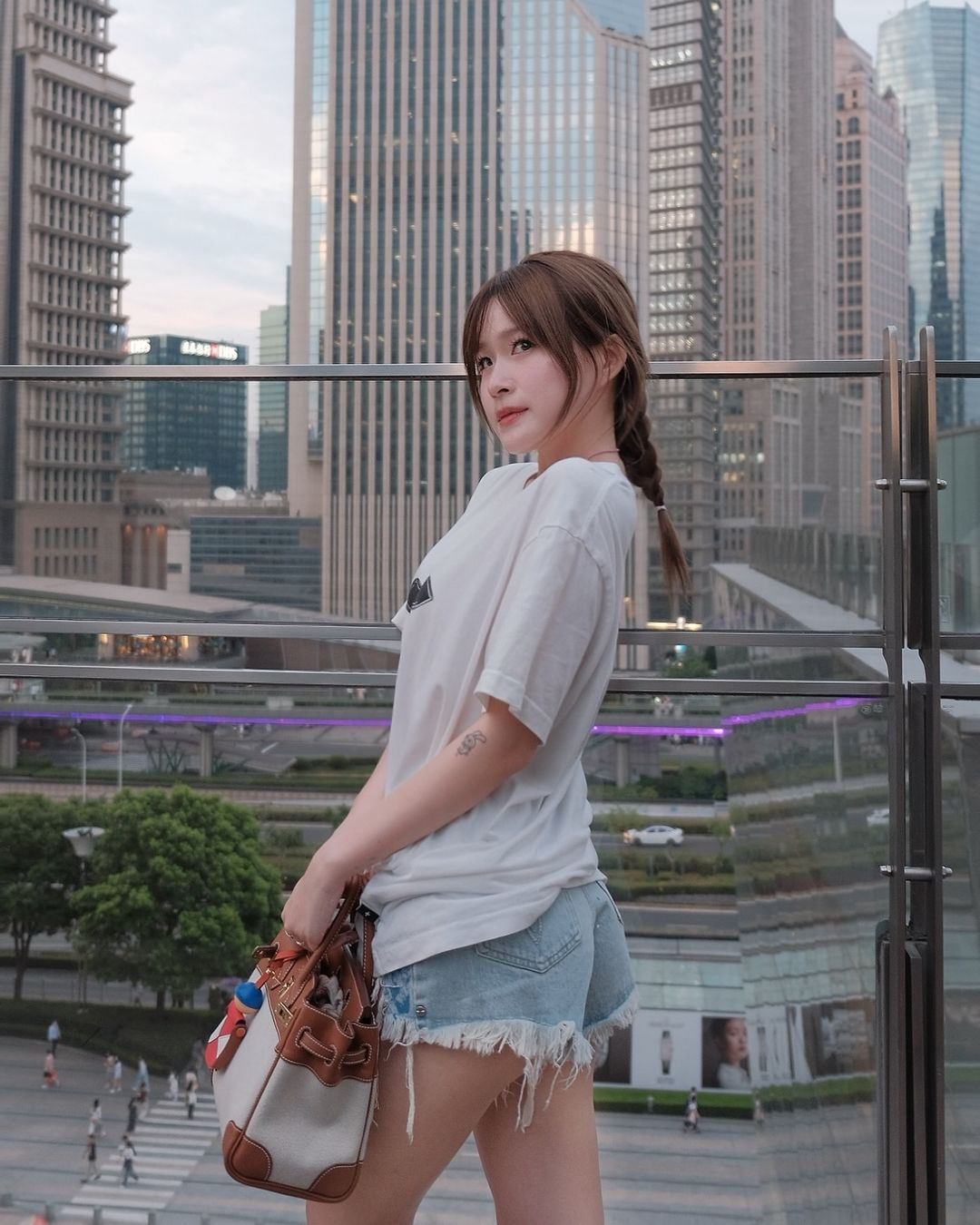 Chao là một trong những bạn trẻ có sức ảnh hưởng trên mạng xã hội. Cô được biết đến từ những clip chia sẻ về cuộc sống sang chảnh, giàu có.