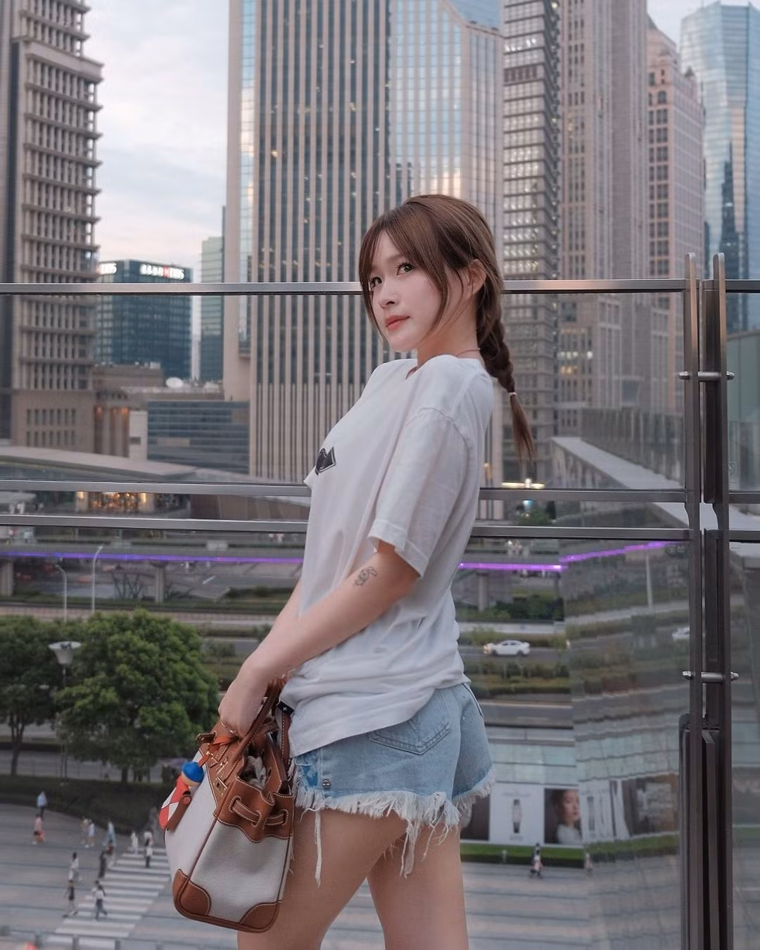 Chao là một trong những bạn trẻ có sức ảnh hưởng trên mạng xã hội. Cô được biết đến từ những clip chia sẻ về cuộc sống sang chảnh, giàu có.