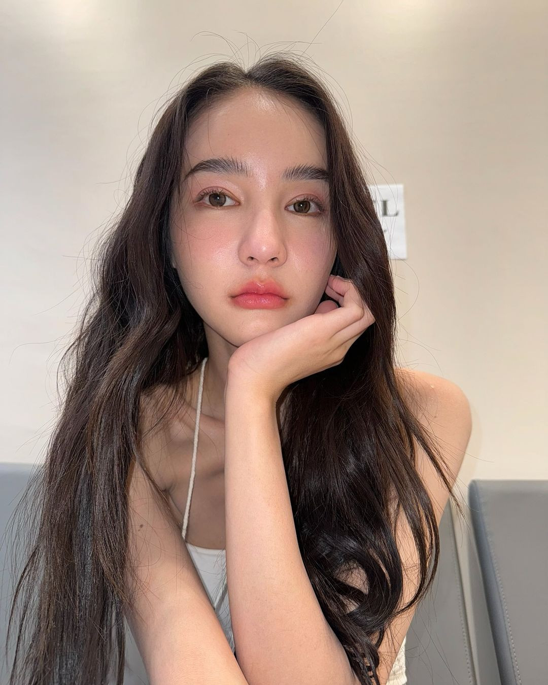 Yoshi Rinrada Thurapan từng đăng quang ngôi vị Hoa hậu Chuyển giới Thái Lan 2017, Á hậu 1 cuộc thi Nữ hoàng Chuyển giới Quốc tế 2018.