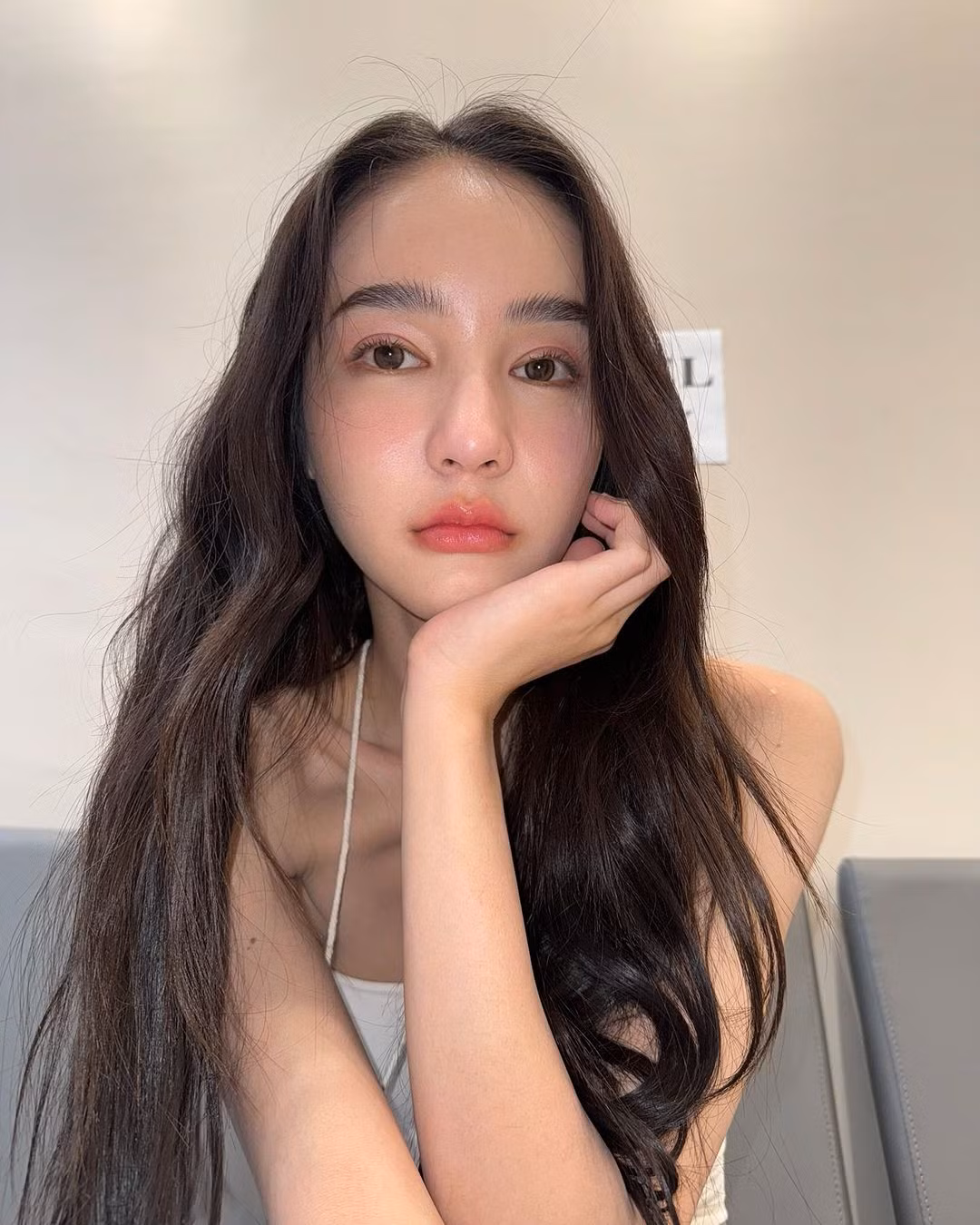 Yoshi Rinrada Thurapan từng đăng quang ngôi vị Hoa hậu Chuyển giới Thái Lan 2017, Á hậu 1 cuộc thi Nữ hoàng Chuyển giới Quốc tế 2018.