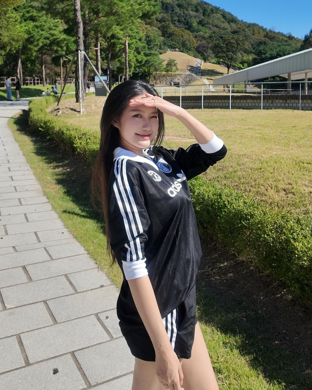 Sau đó 2 vợ chồng tới SVĐ World Cup Seoul xem trận đấu giữa FC Seoul với Suwon City ở vòng 32 giải vô địch quốc gia Hàn Quốc (K-League 1).