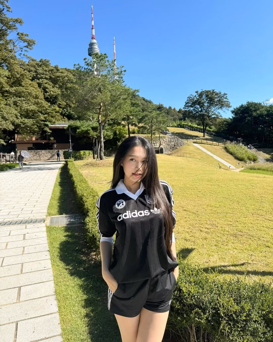 Trước đó, hôm 29/9, Văn Hậu tranh thủ đưa Hải My dạo chơi Seoul, chụp ảnh check-in bên tháp Namsan.