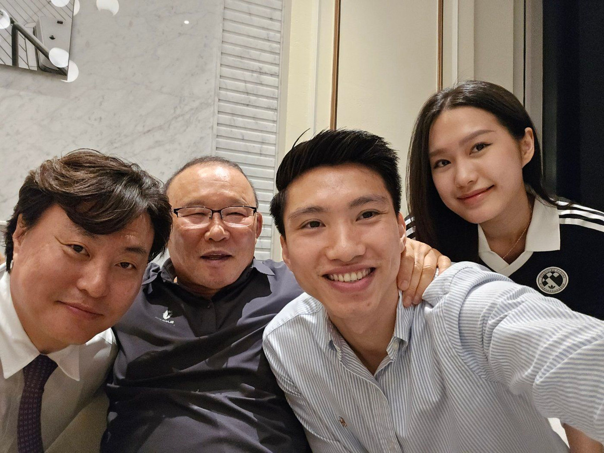 Sáng 30/9, vợ chồng Đoàn Văn Hậu cũng đã có cuộc gặp gỡ với HLV Park Hang-seo. Trên trang cá nhân, vị HLV người Hàn vui vẻ chia sẻ khoảnh khắc hội ngộ cùng “trò cũ”. Được biết, Công ty đại diện của HLV Park Hang-seo chính là đơn vị kết nối để hậu vệ CAHN sang xứ sở kim chi khám chấn thương tại các bệnh viện hàng đầu. (Ảnh: FBNV)