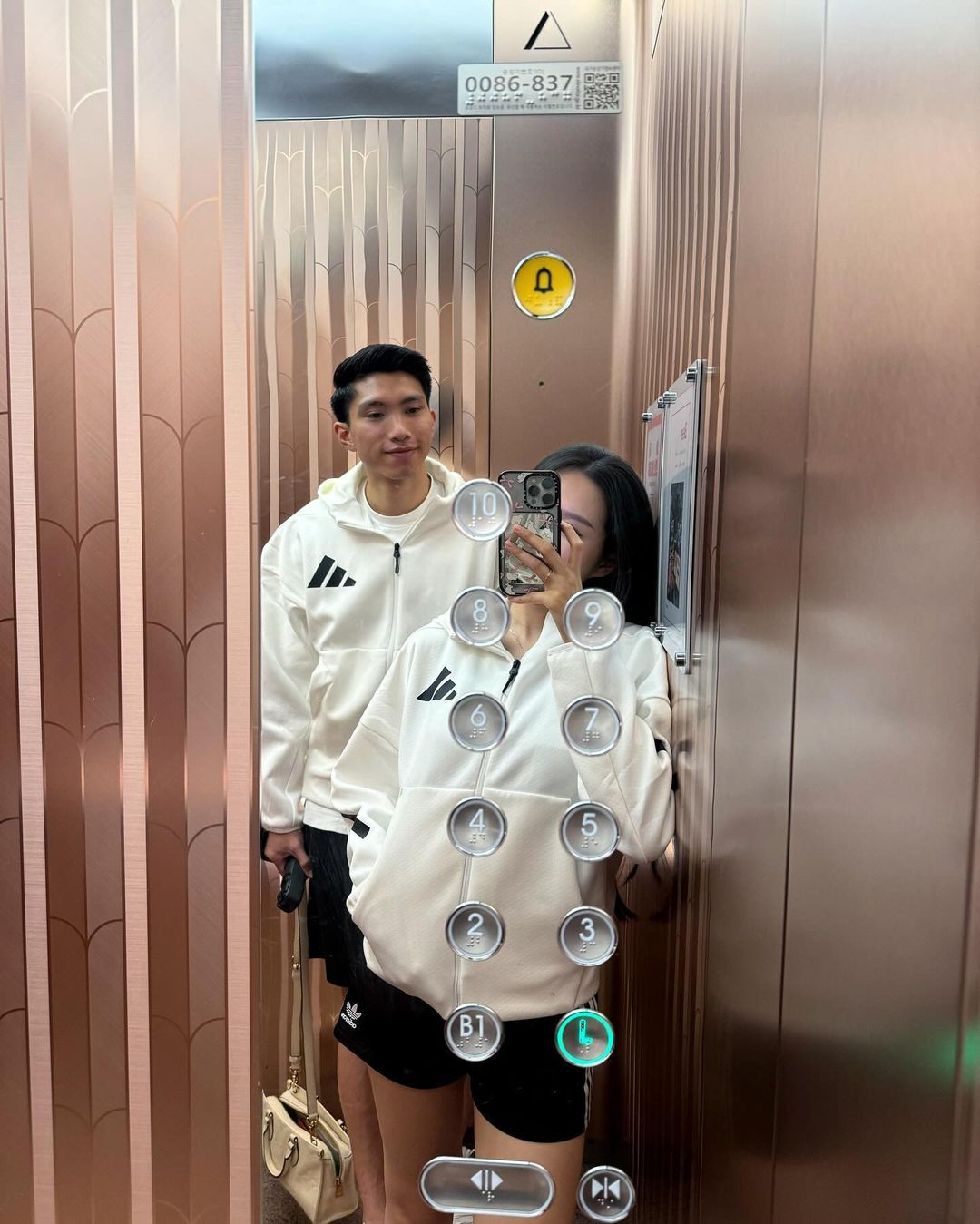 Bởi mục đích chuyến đi chủ yếu nhằm trị liệu chấn thương cho Đoàn Văn Hậu nên cả 2 không quá chú trọng đến việc ăn mặc, lên đồ. Cả 2 diện đồ đôi khỏe khoắn cùng check-in trong thang máy.