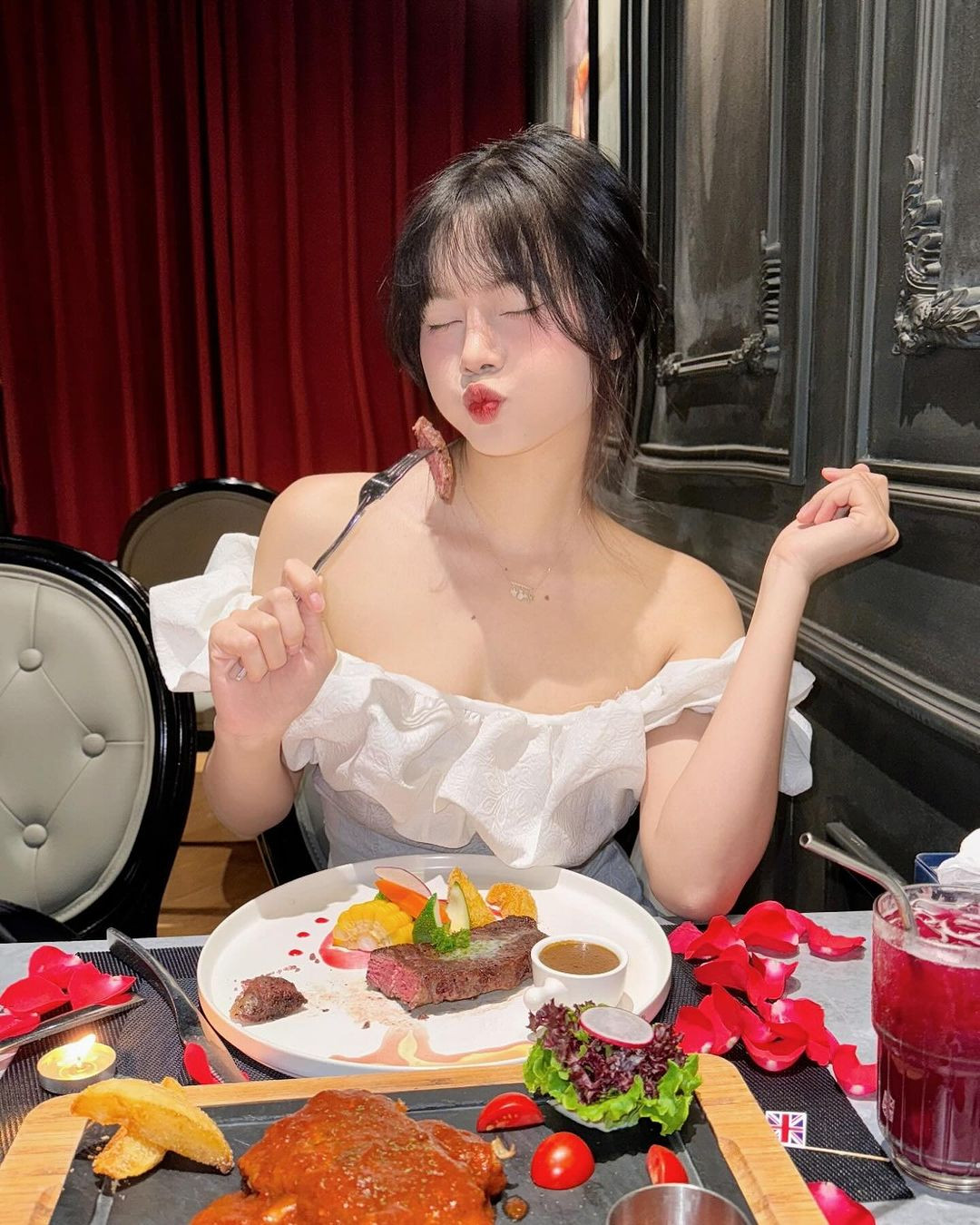 Không chỉ là một Tiktoker với số lượng fan theo dõi khủng, mà Tiểu Ngáo còn thử sức mình trong lĩnh vực streamer.