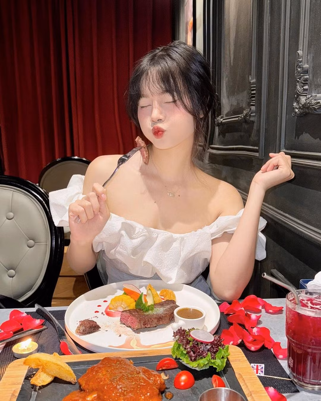 Không chỉ là một Tiktoker với số lượng fan theo dõi khủng, mà Tiểu Ngáo còn thử sức mình trong lĩnh vực streamer.