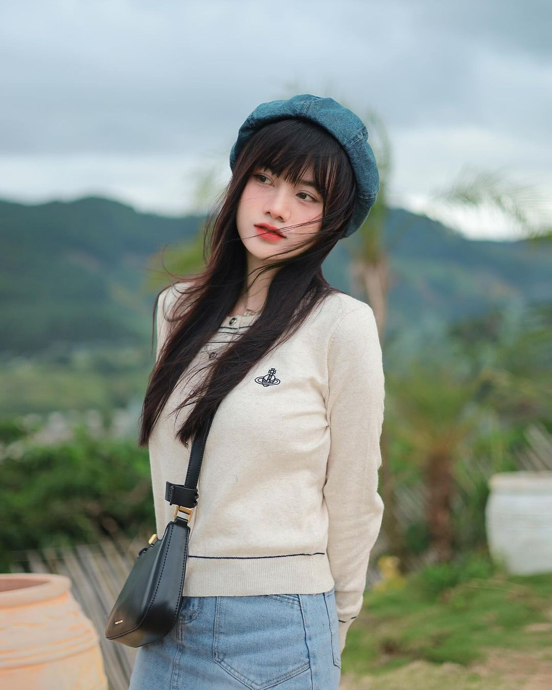 Ở thời điểm mới nổi, hot Tiktoker từng phải nhận một số lời chê bai về nhan sắc. Thời điểm đó, cô nàng đang niềng răng nên má hơi hóp lại, ngoại hình cũng có phần gầy gò.