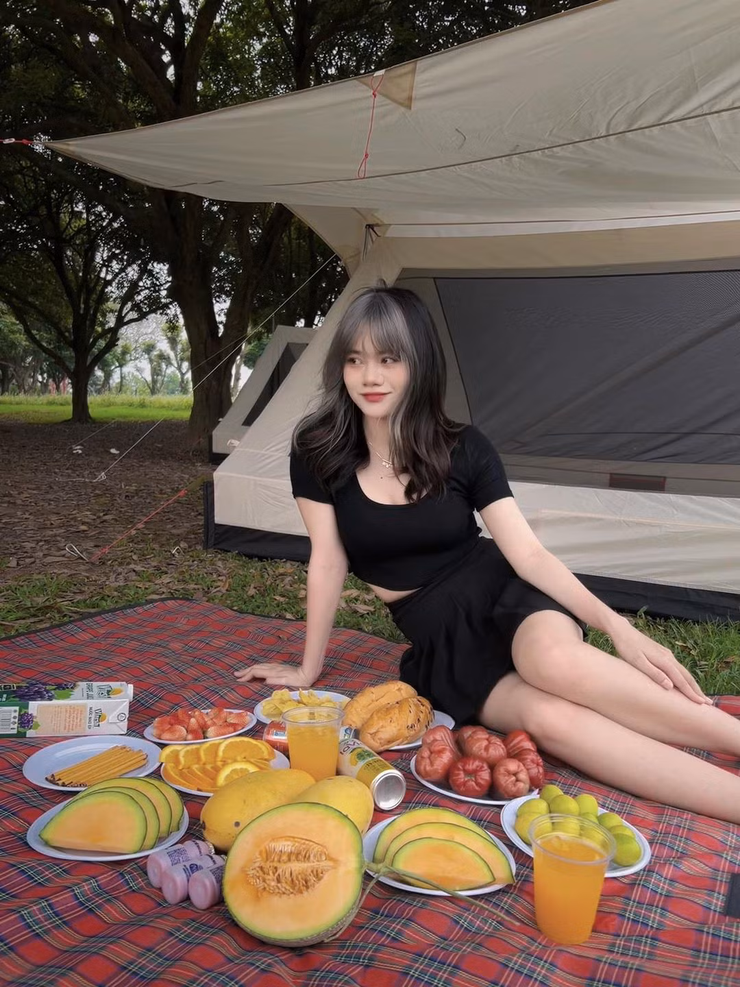 Ở thời điểm hiện tại, Tiểu Ngáo ăn mặc có gu hơn, biết chọn cách trang điểm để tôn lên đường nét gương mặt hơn.