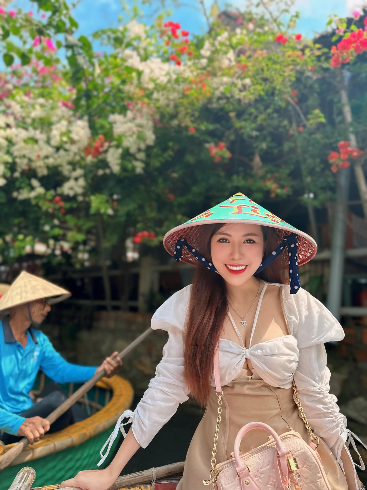 Ngoài ra, Mai Thỏ cũng đang đảm nhiệm vai trò Trưởng ban đối ngoại của Hội nghệ sỹ trẻ Hà Nội.