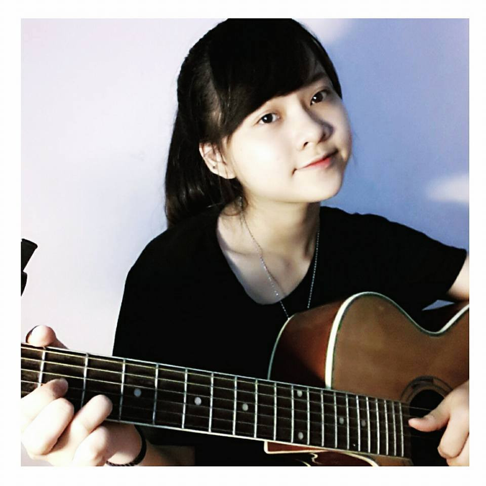 Hình ảnh cô nữ sinh với cây đàn ghi ta giản dị từng khiến nhiều người vô cùng ấn tượng. Cô từng theo học ngành Kinh tế đối ngoại - Trường đại học Ngoại thương Hà Nội.