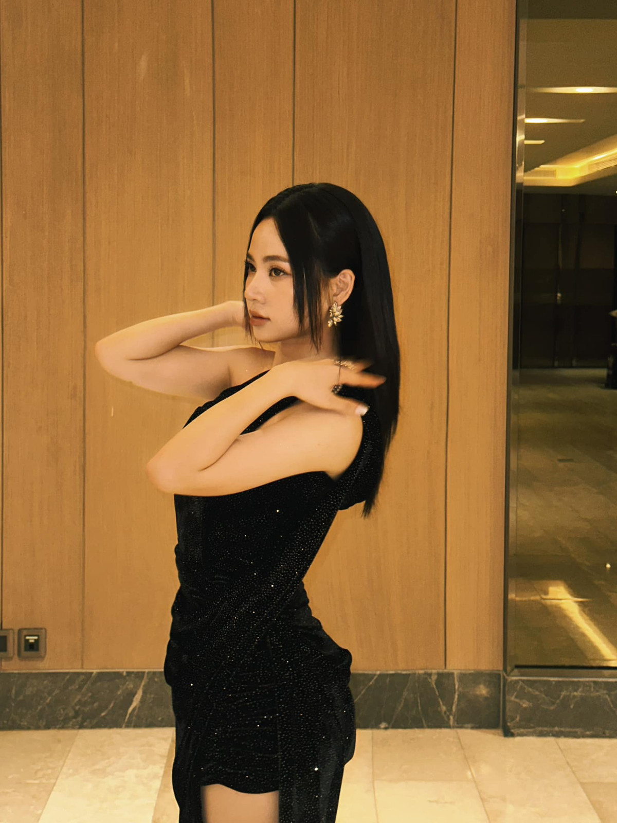 Đến gần đây, sau ca khúc chủ đề của bộ phim truyền hình đang hot "Đi giữa trời rực rỡ", tên tuổi Ngô Lan Hương thực sự bức phá.