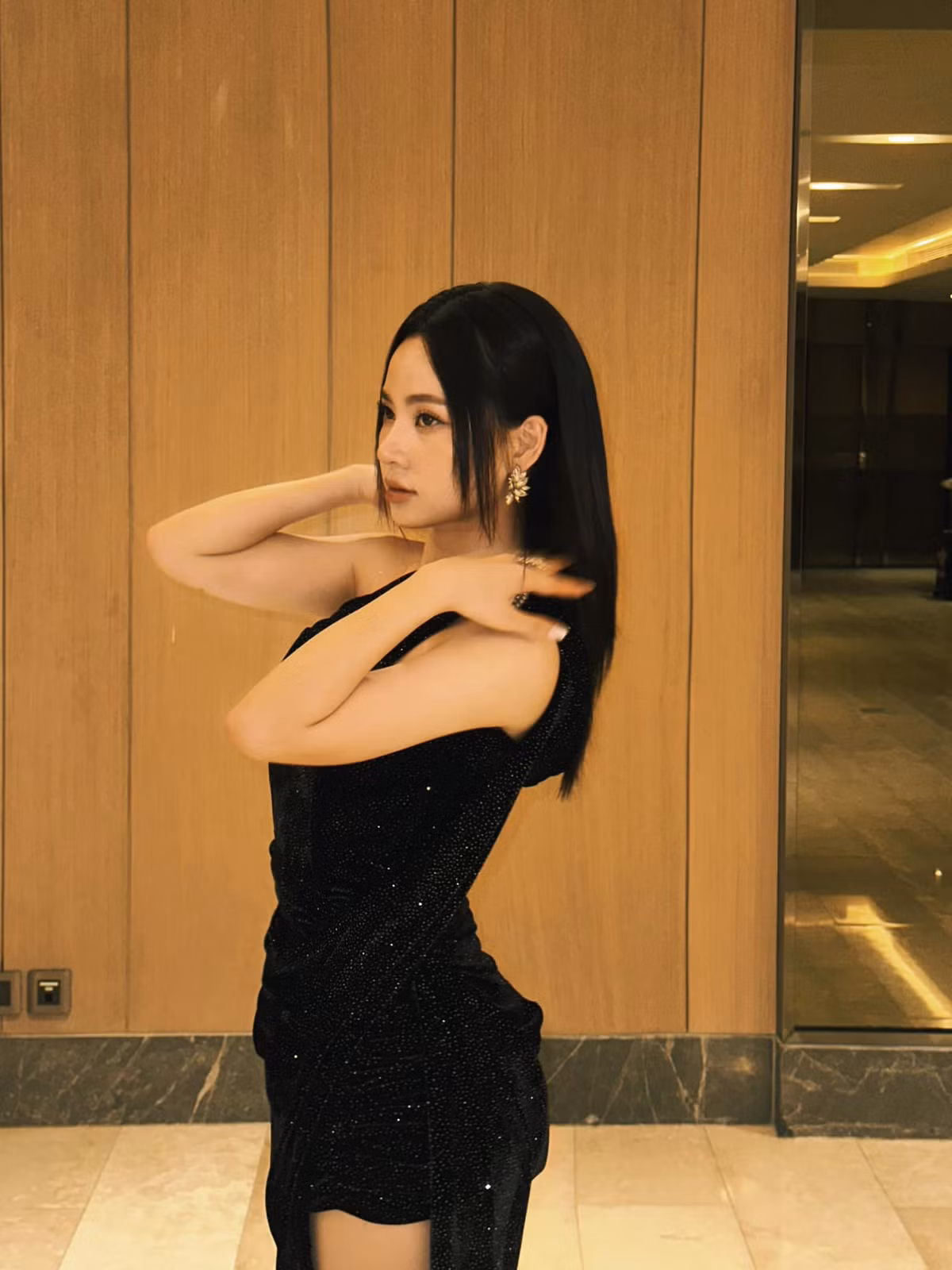 Đến gần đây, sau ca khúc chủ đề của bộ phim truyền hình đang hot "Đi giữa trời rực rỡ", tên tuổi Ngô Lan Hương thực sự bức phá.