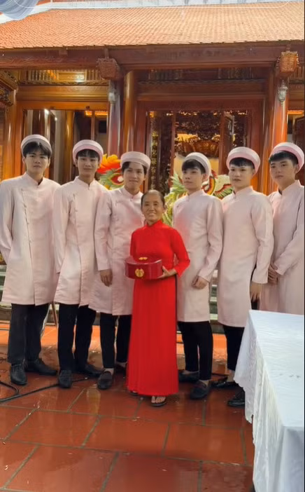 Cách đây ít ngày, cộng đồng mạng bày tỏ sự bất ngờ trước loạt clip ăn hỏi, xin dâu của Hưng Vlog - con trai bà Tân Vlog. (Ảnh: Hưng Vlog)