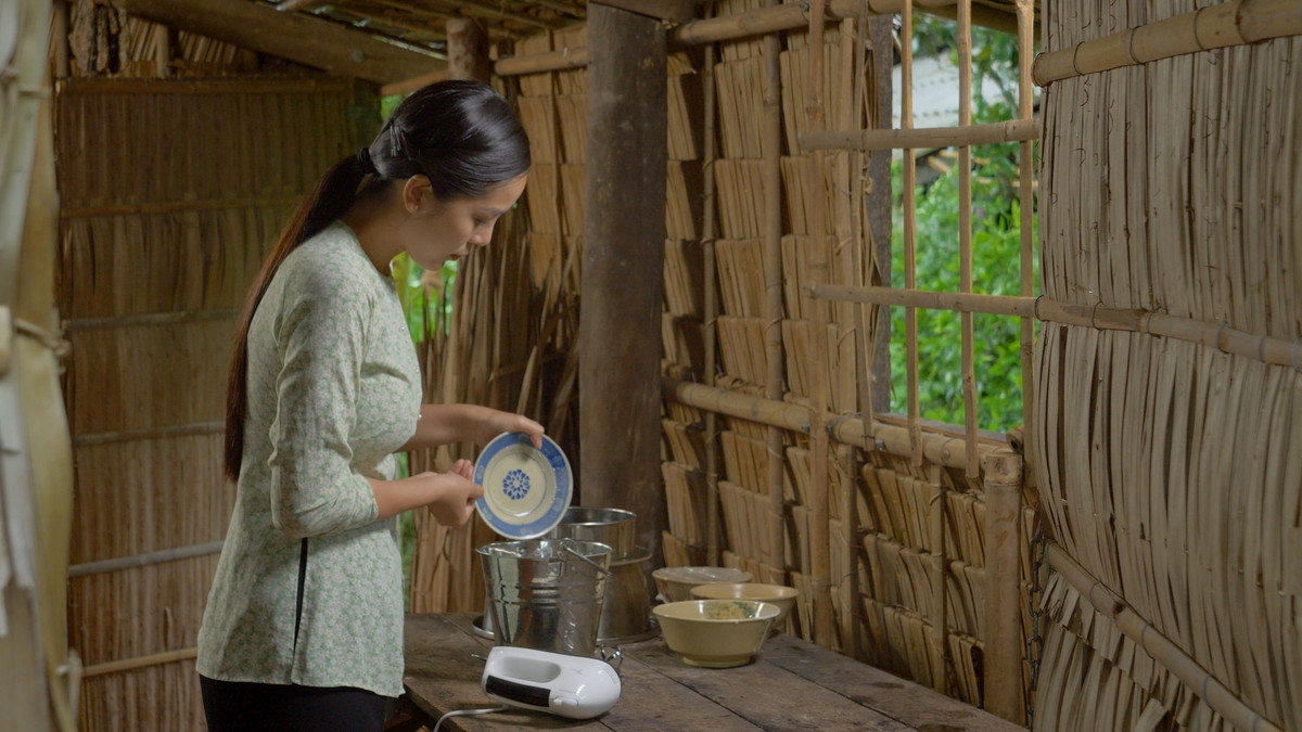 Xuất hiện trên video với vẻ ngoài mộc mạc, giản dị với chiếc áo mang kiểu dáng bà ba, mái tóc dài thẳng được cột gọn, cô nàng gây thiện cảm với người xem ngay từ lần đầu tiên.