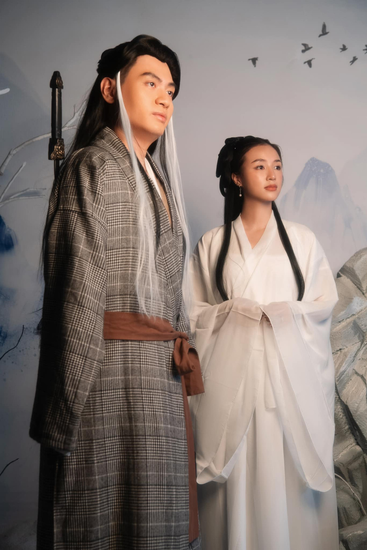 Thế nhưng khi nhìn sang Long Hạt Nhài, nhiều người không nhịn nổi cười: "Ông Long cố tình bày biểu cảm nghiêm túc buồn cười quá đi mất", "Dương Quá và Dương Hạt Nhài à", "haha cũng có cố gắng tạo hình nhưng không đáng kể".