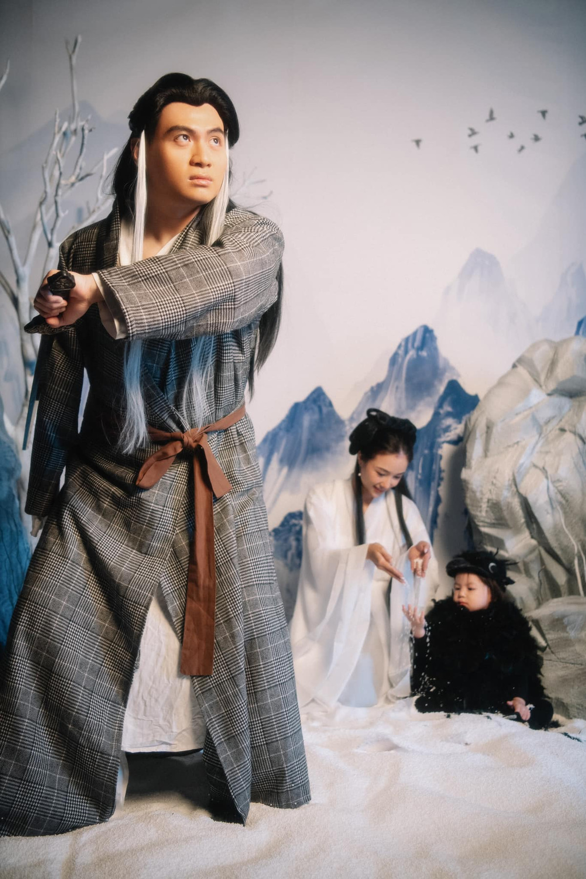 Đặc biệt bức hình chụp chung có cả 3 thành viên nhận về rất nhiều sự chú ý. Trong khi "cô cô" và "Thần điêu" cũng nhau nghịch ngợm phía sau thì ở phía trước "Dương Quá" đang cực kỳ nghiêm túc bày bộ dáng cảnh giác.