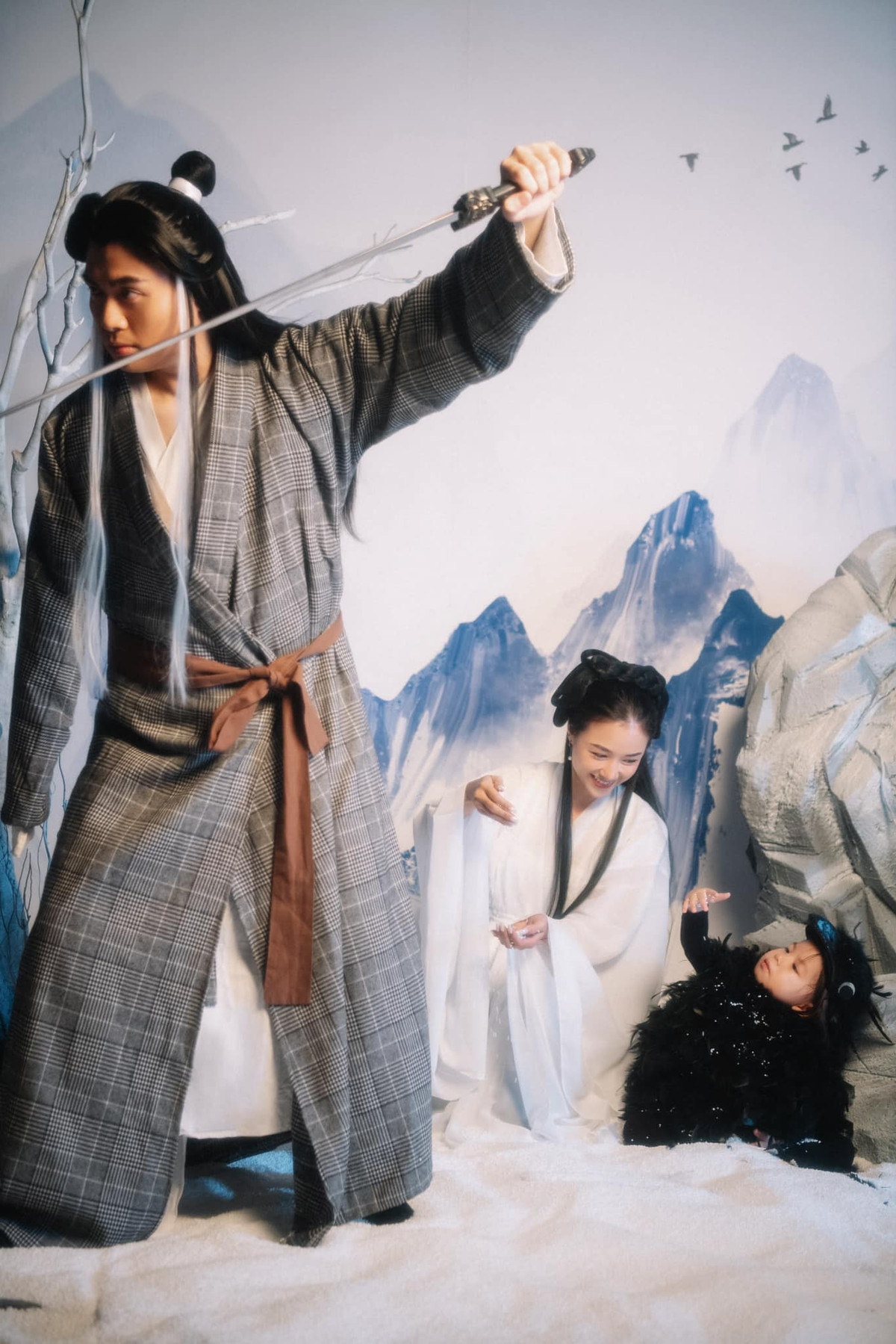 Gia đình Hạt Nhài mỗi người hóa thân thành một nhân vật: Long Hạt Nhài là Dương Quá, Salim là Tiểu Long Nữ, còn bé Pam là...Thần điêu.