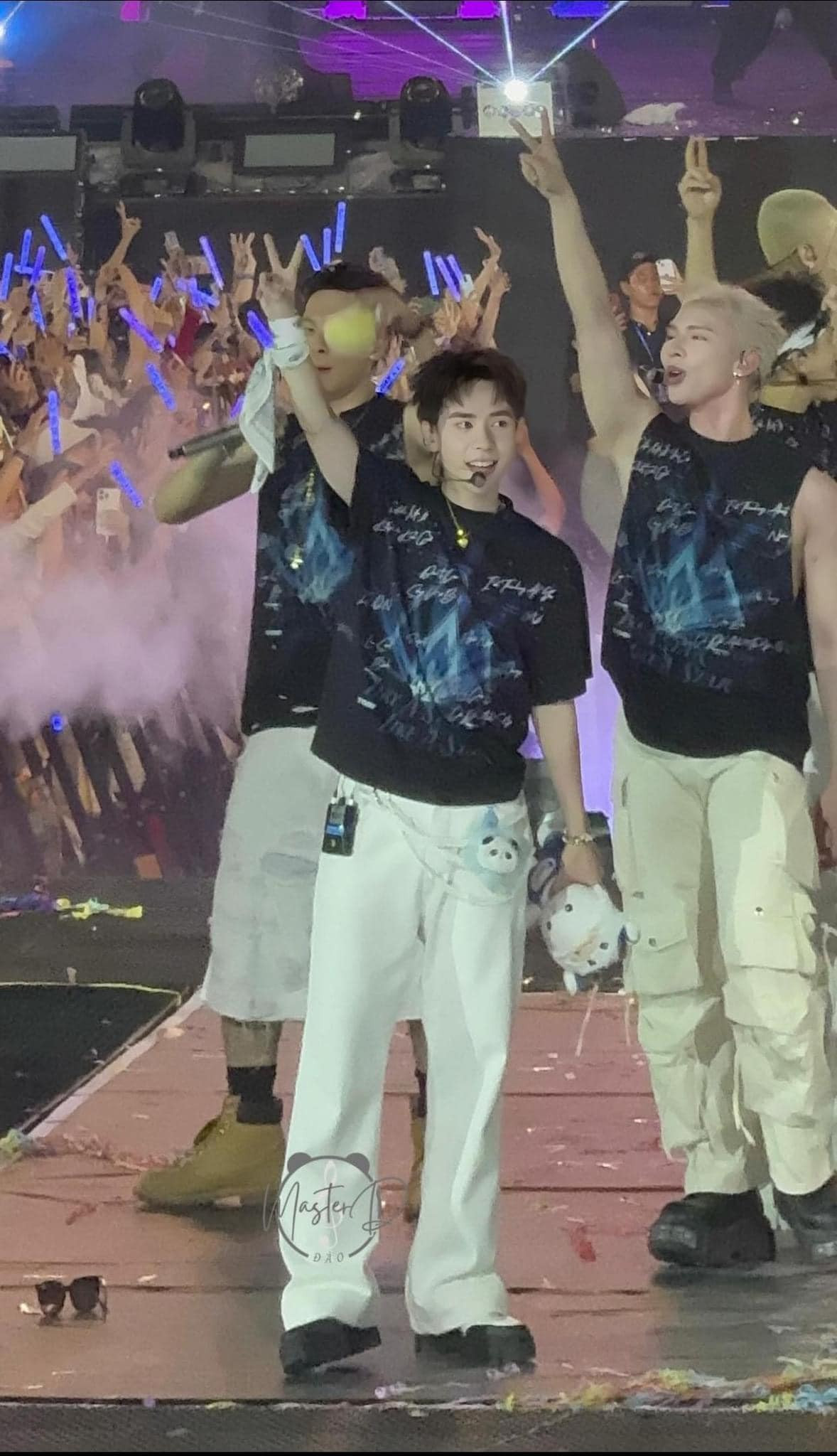 Quang Hùng thực sự trở thành "cỗ máy tạo hit" khi tham gia vào chương trình "Anh trai say hi". Những bài hát được anh sáng tác với giai điệu dễ nghe, dễ nhớ đã khiến Quang Hùng thực sự tỏa sáng.