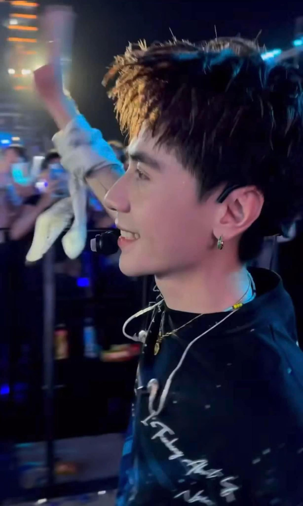 Đầu năm nay, anh ra mắt ca khúc “Thủy triều” làm mưa làm gió trên các bảng xếp hạng âm nhạc. Chỉ sau 5 ngày ra mắt, ca khúc này tiến thẳng lên Top 1 trending YouTube và hiện đạt hơn 34 triệu lượt xem.