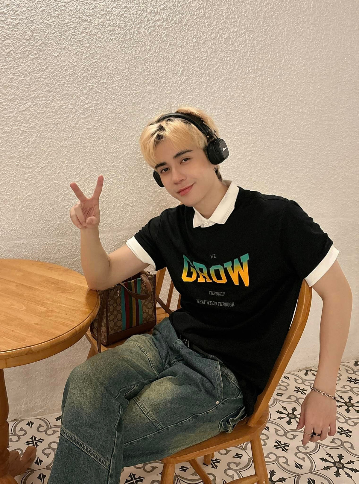 Quang Hùng sở hữu vẻ ngoài điển trai, phong cách năng động hơi hướng "soft boy" hút hồn fan nữ. (Ảnh: FBNV)