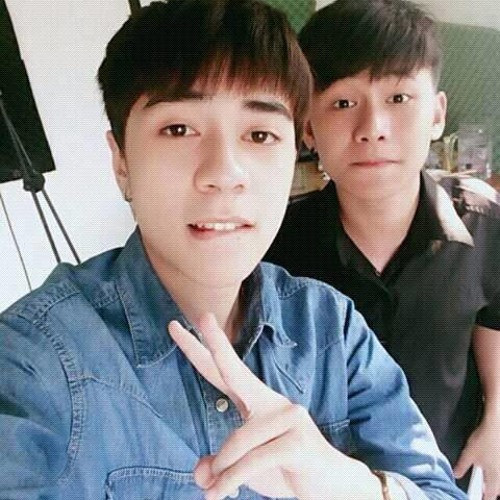 Dù chỉ là một video được quay lại vô cùng mộc mạc, không sử dụng những thiết bị cao cấp chất lượng cao, thế nhưng vẻ ngoài điển trai của Quang Hùng đã thu hút về rất nhiều fan nữ.