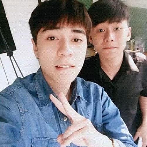 Dù chỉ là một video được quay lại vô cùng mộc mạc, không sử dụng những thiết bị cao cấp chất lượng cao, thế nhưng vẻ ngoài điển trai của Quang Hùng đã thu hút về rất nhiều fan nữ.