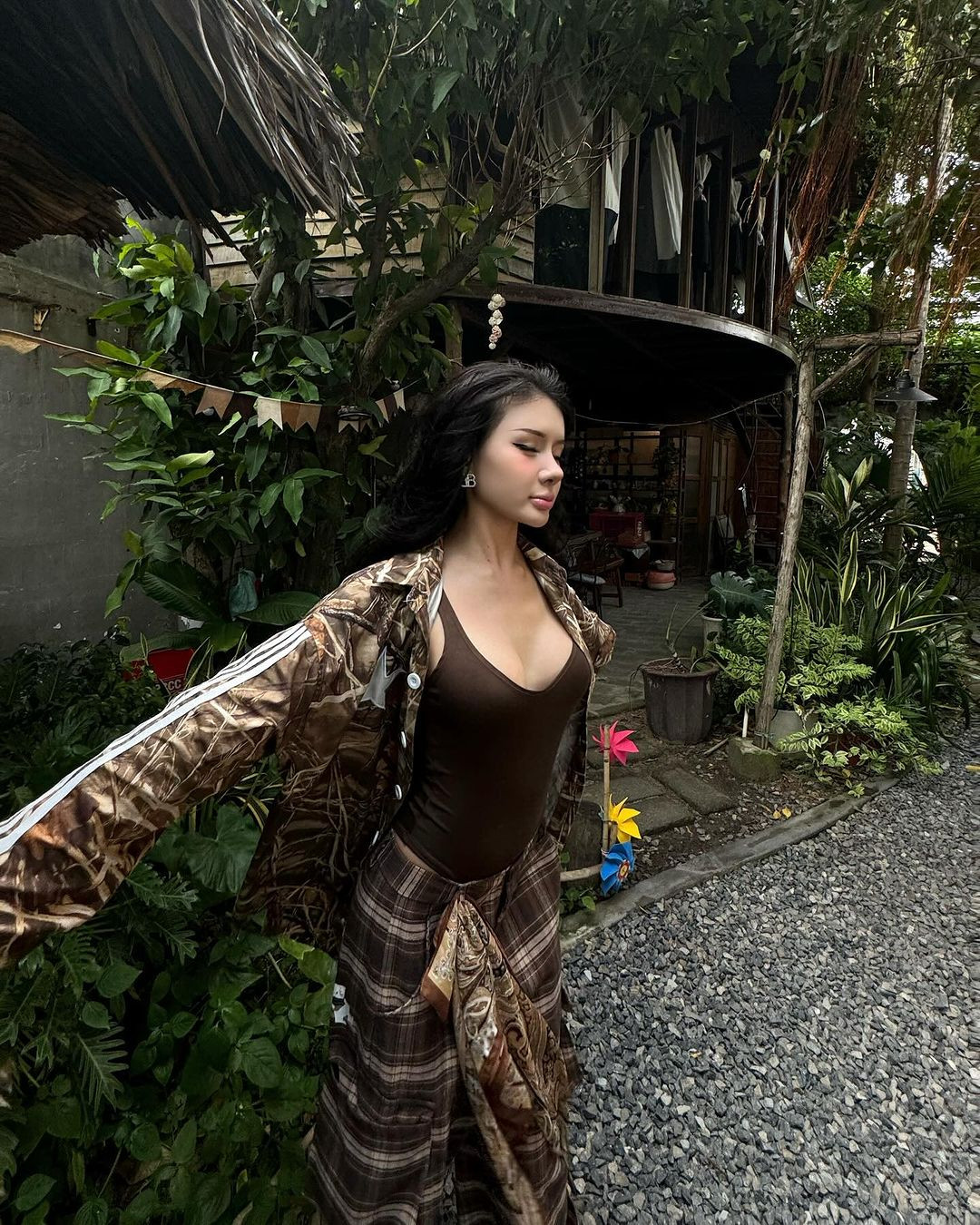 Phong cách thời trang của cô nàng cũng ngày có chất riêng hơn với nhiều màn phối đồ lạ mắt.