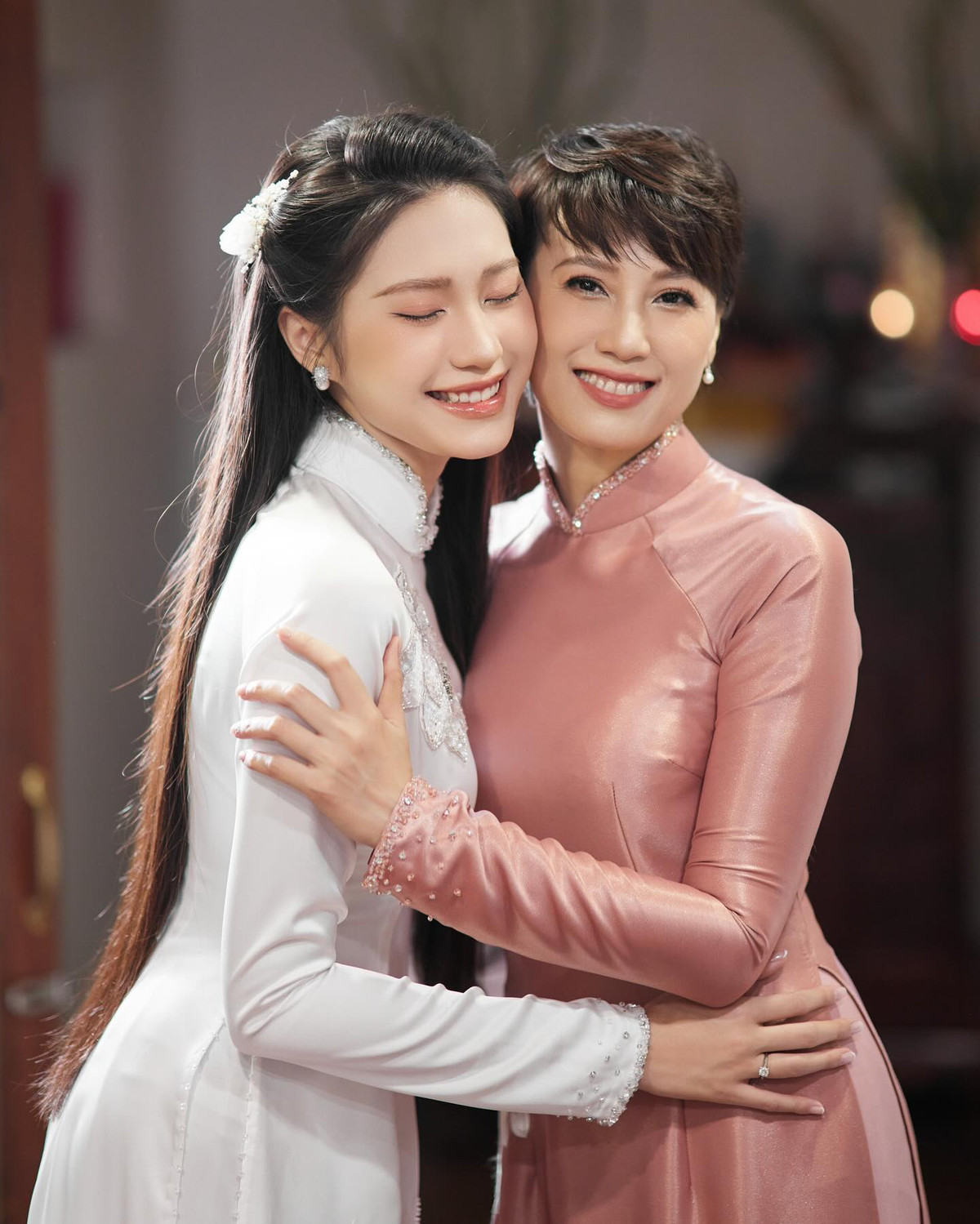 Trong khung hình của 2 mẹ con, cô Mai Đoàn diện chiếc váy màu đen giống con gái. Nhìn qua ai cũng phải tấm tắc khen nhan sắc qua cam thường của Doãn Hải My cùng mẹ, đặc biệt là sự trẻ trung của "chị ngoại" U50.