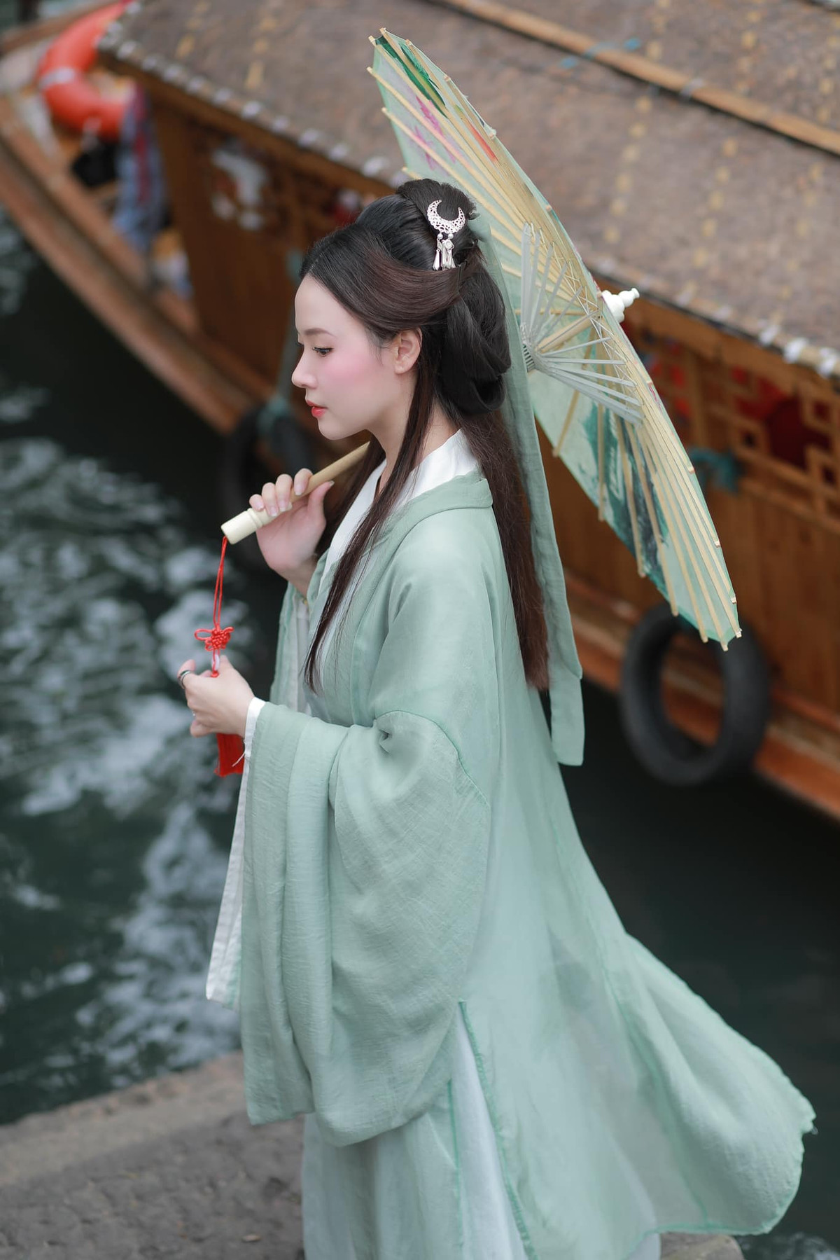 Những hình ảnh này khiến nhiều người hâm mộ ngỡ ngàng và dành cho Midu lời khen ngợi, so sánh cô với "thần tiên tỷ tỷ" Lưu Diệc Phi.