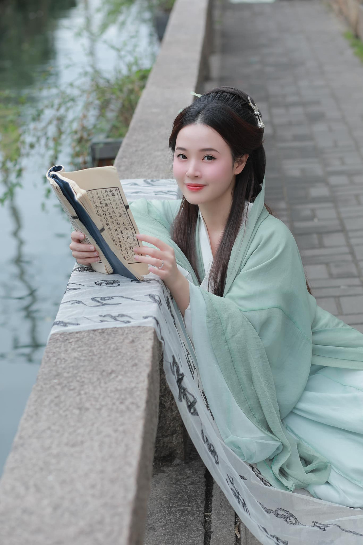 Mới đây, Midu đã chia sẻ loạt ảnh mặc cổ trang trong chuyến du lịch Trung Quốc, thu hút sự chú ý của khán giả. Đi kèm với bức ảnh, cô viết: "Thời gian như nước, phẳng lặng là tươi đẹp. Ngày tháng như sen, bình dị là tao nhã".