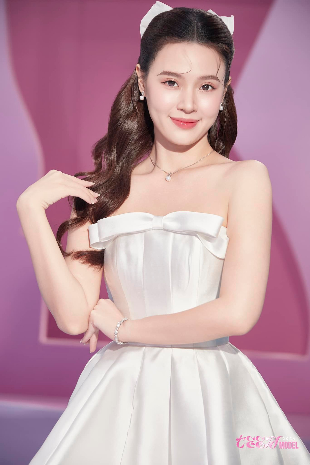 Ở tuổi 36, nữ diễn viên duy trì phong cách thời trang thanh lịch, sang trọng nhưng vẫn trẻ trung, tươi mới.