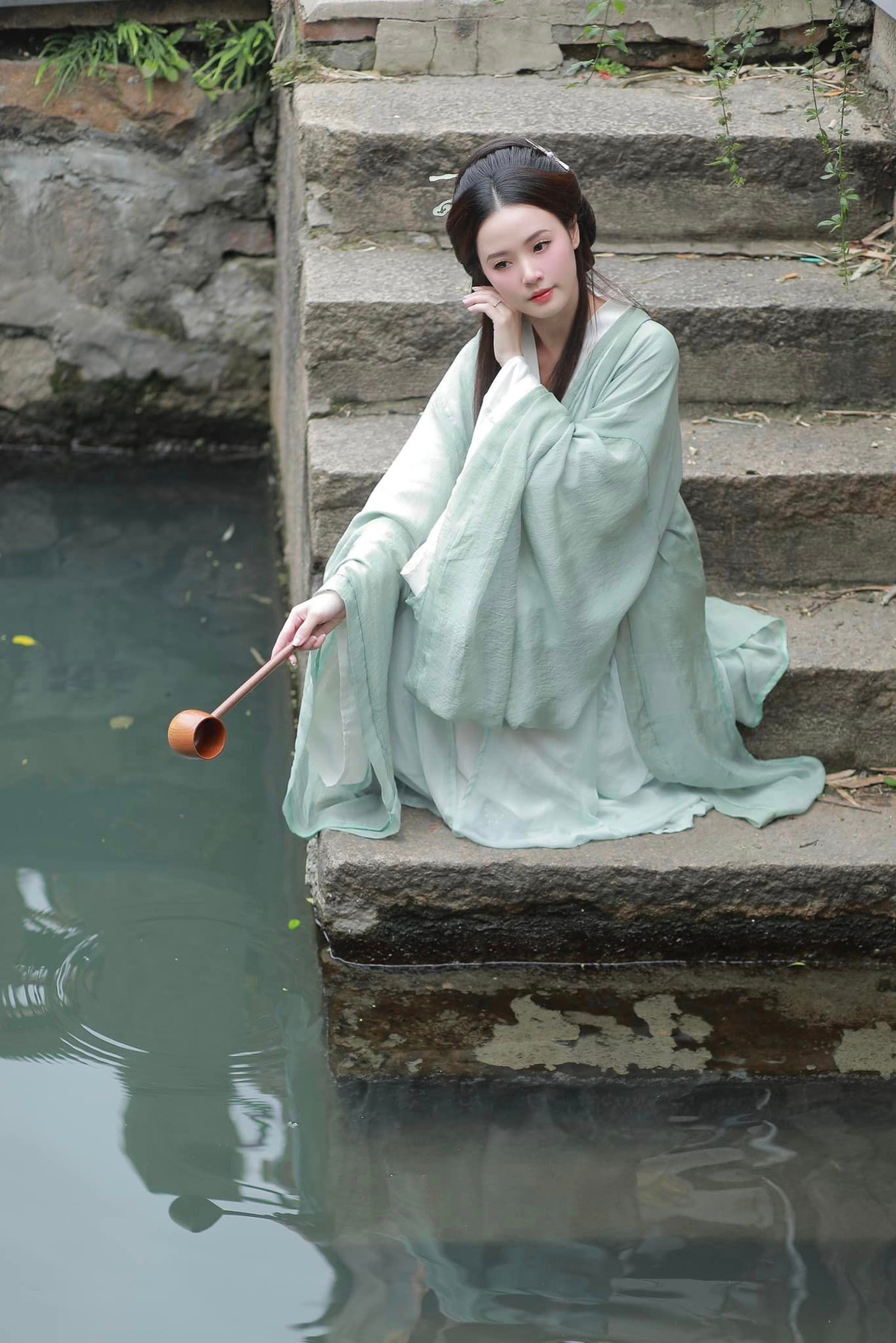 Cô nàng đầu tư trang phục và làm tóc theo kiểu mỹ nhân cổ trang.