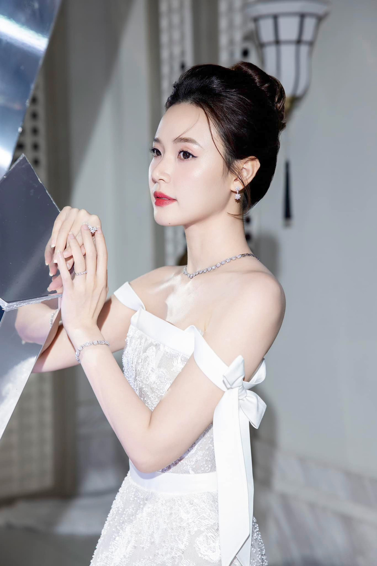 Trên trang cá nhân, Midu thường xuyên đăng tải những bức ảnh khoe vẻ đẹp nhẹ nhàng, thơ mộng.