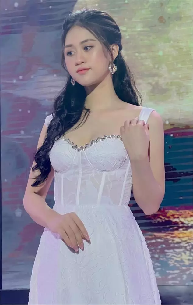 Tuy nhiên cũng vào thời gian đó, em trai cô bị bệnh nặng, bố mẹ đang làm việc ở Lào nên Jee Trần phải vào bệnh viện chăm sóc.