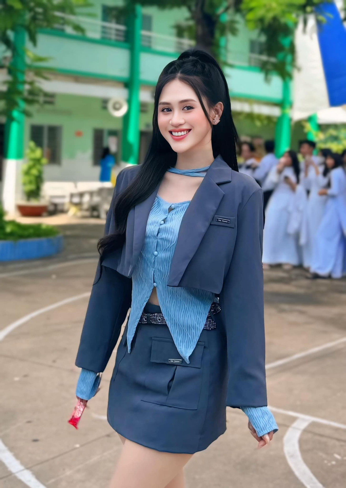 Hình ảnh Jee Trần khi đi diễn ở một trường cấp 3.