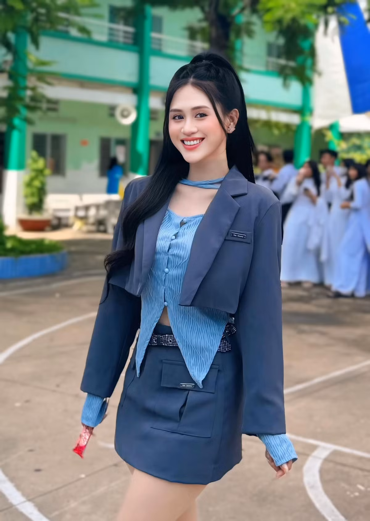 Hình ảnh Jee Trần khi đi diễn ở một trường cấp 3.