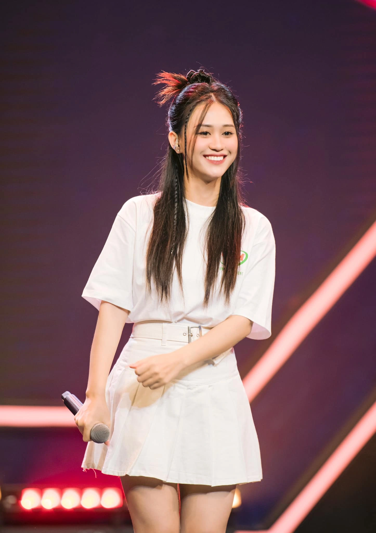 Jee Trần tên thật là Trần Thị Nhật Hạ, sinh năm 1995. Sở hữu ngoại hình xinh xắn cùng khả năng ca hát nhưng cô từng có cuộc sống khó khăn. Hàng ngày sau khi tan học, cô đi bộ hàng chục cây số vừa bán kẹo kéo vừa hát để kiếm tiền trang trải cuộc sống.