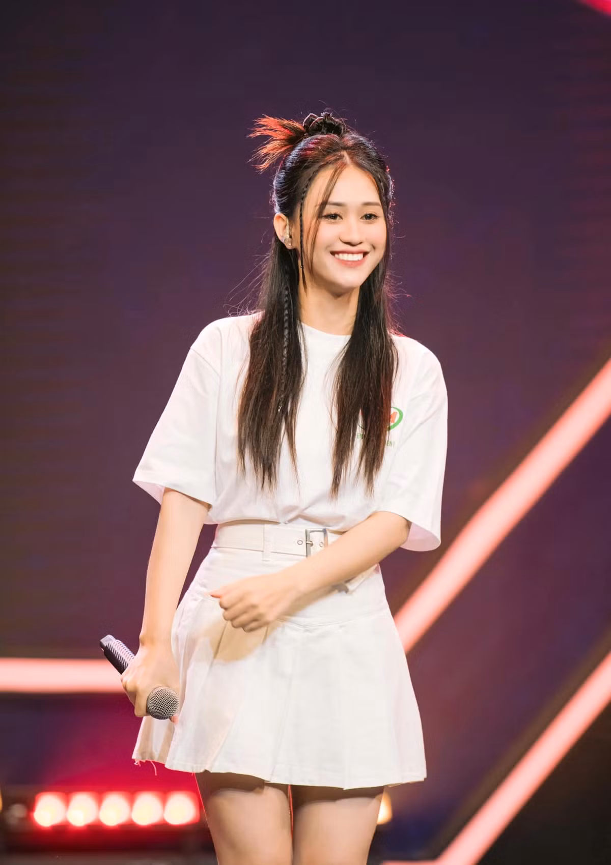 Jee Trần tên thật là Trần Thị Nhật Hạ, sinh năm 1995. Sở hữu ngoại hình xinh xắn cùng khả năng ca hát nhưng cô từng có cuộc sống khó khăn. Hàng ngày sau khi tan học, cô đi bộ hàng chục cây số vừa bán kẹo kéo vừa hát để kiếm tiền trang trải cuộc sống.