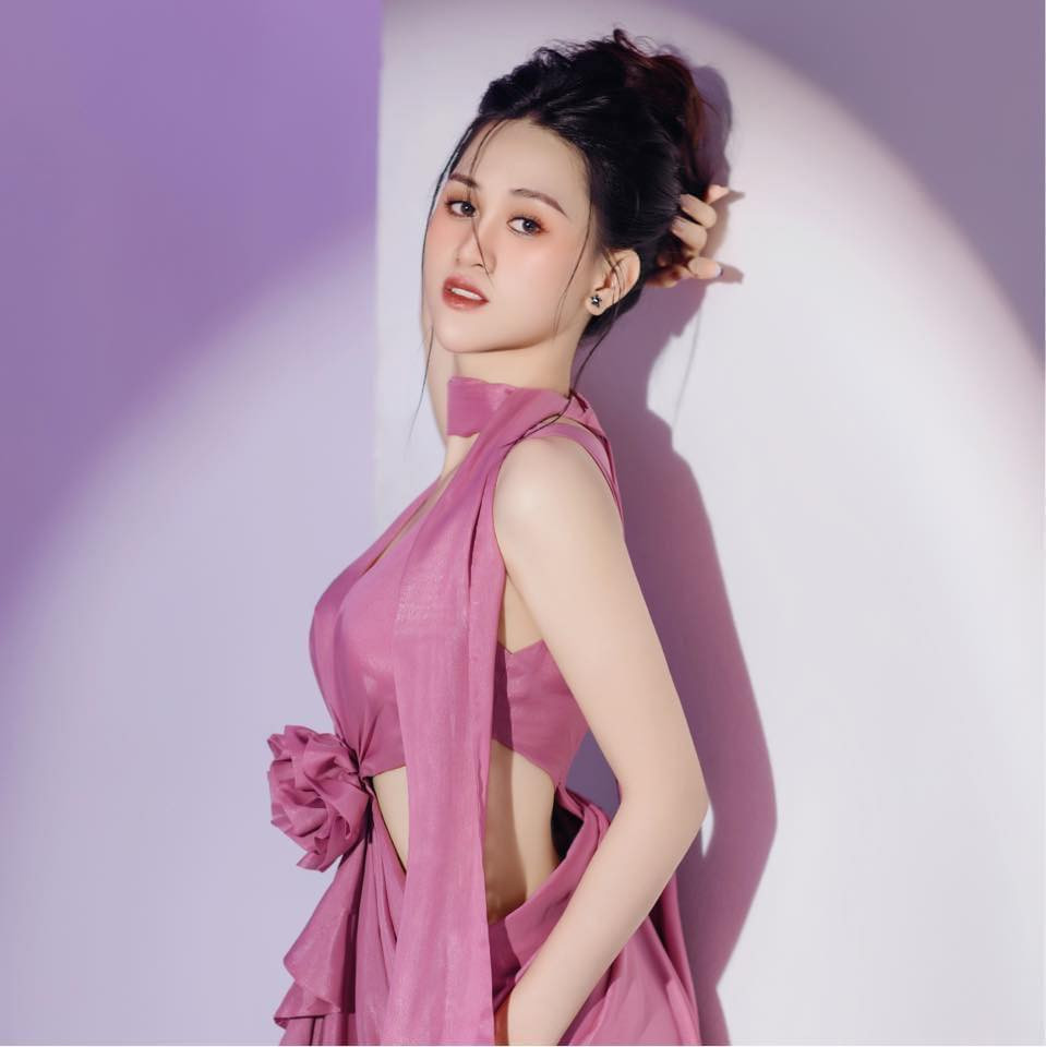 Quyết tâm theo đuổi nghệ thuật, Jee Trần học thêm thanh nhạc, kỹ năng biểu diễn, vũ đạo, diễn xuất. (Ảnh: FBNV)