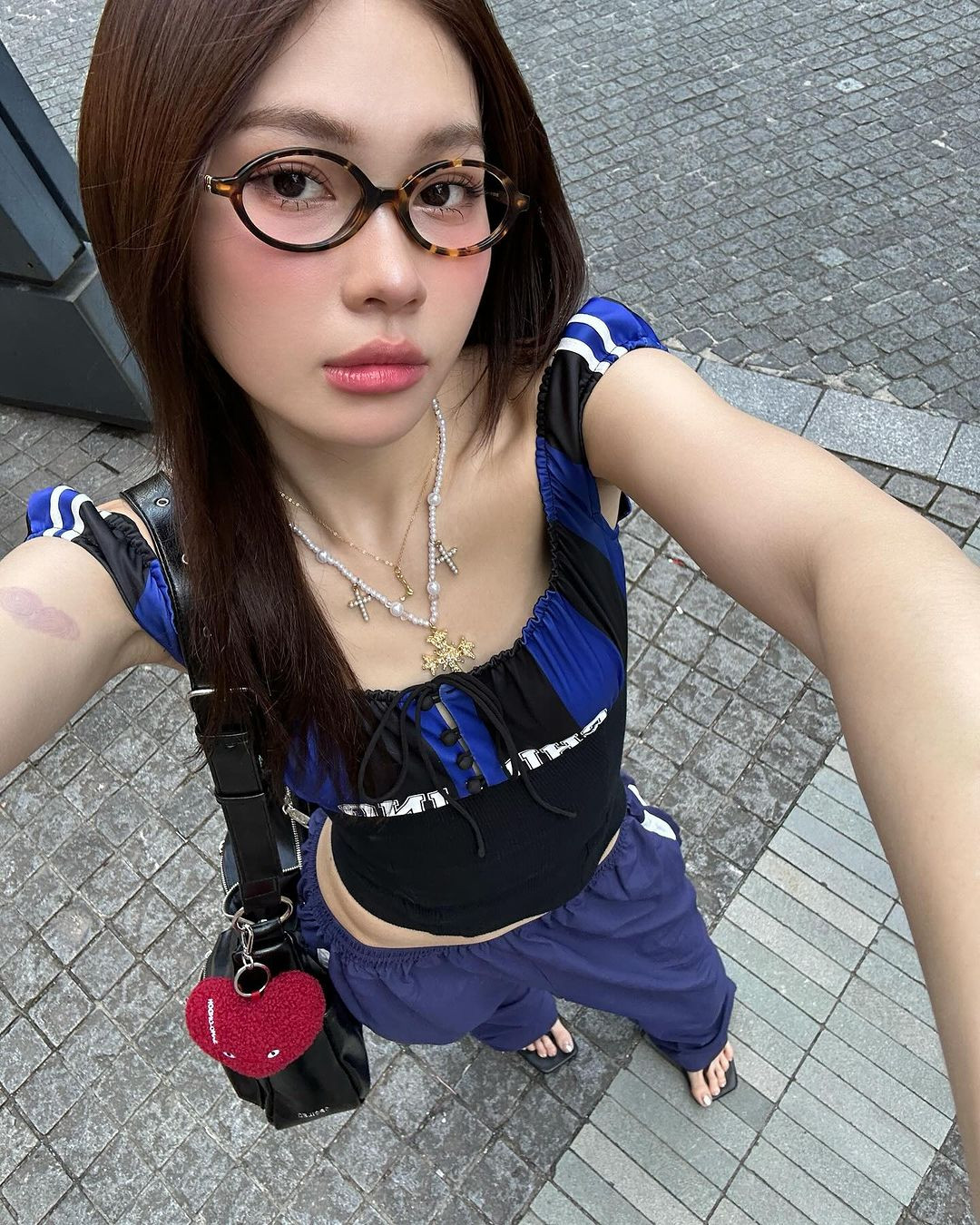 Nhan sắc ngọt ngào, xinh xắn cùng biểu cảm tươi tắn, vui vẻ giúp Ly Phạm nhận được sự quan tâm của giới trẻ.