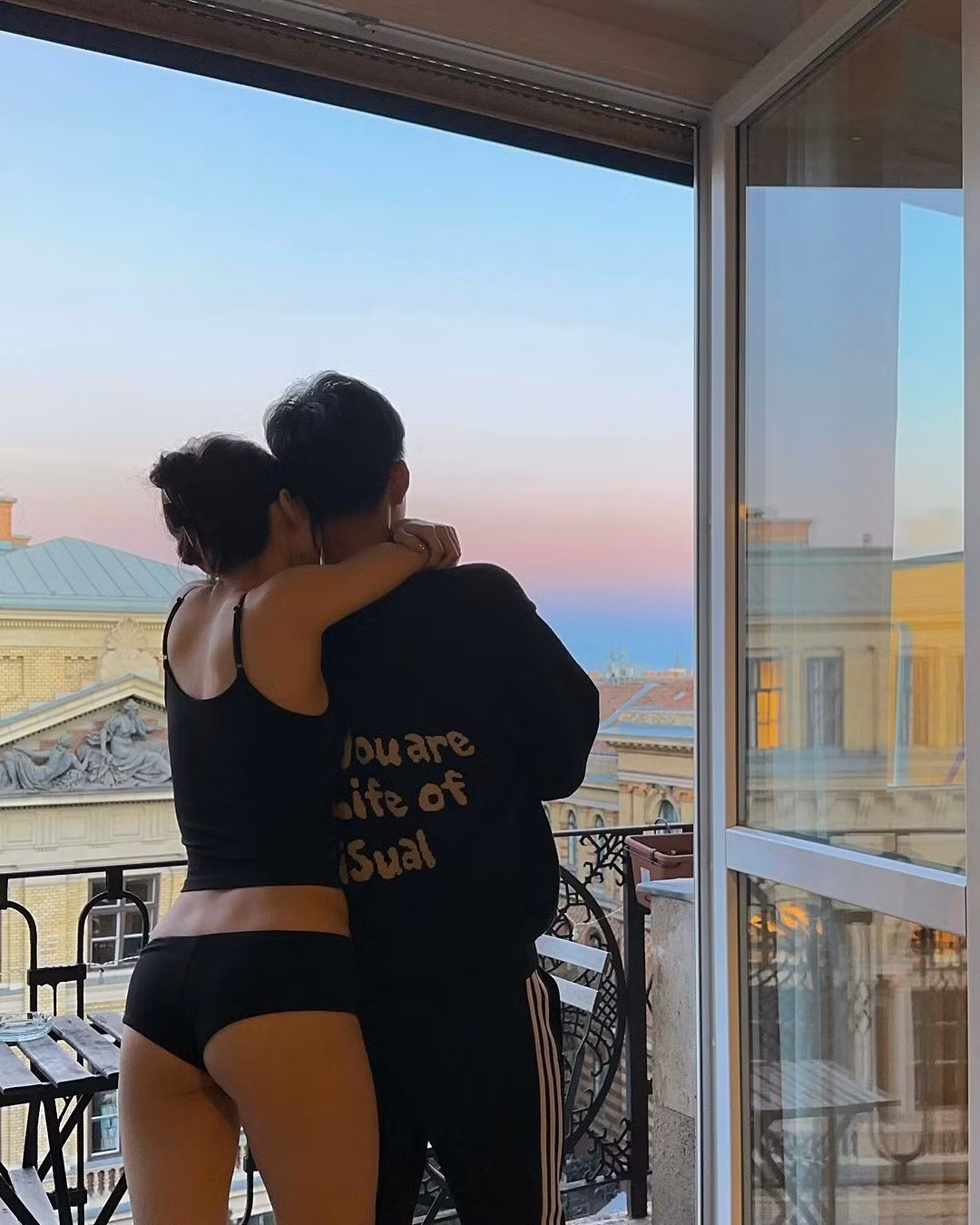 Mới đây, trên trang cá nhân có hơn 623.000 người theo dõi, Ly Phạm đã đăng tải loạt ảnh cô nàng tình tứ bên bạn trai kèm theo dòng trạng thái: "Sunsets and sunrises by the window, just you and me."