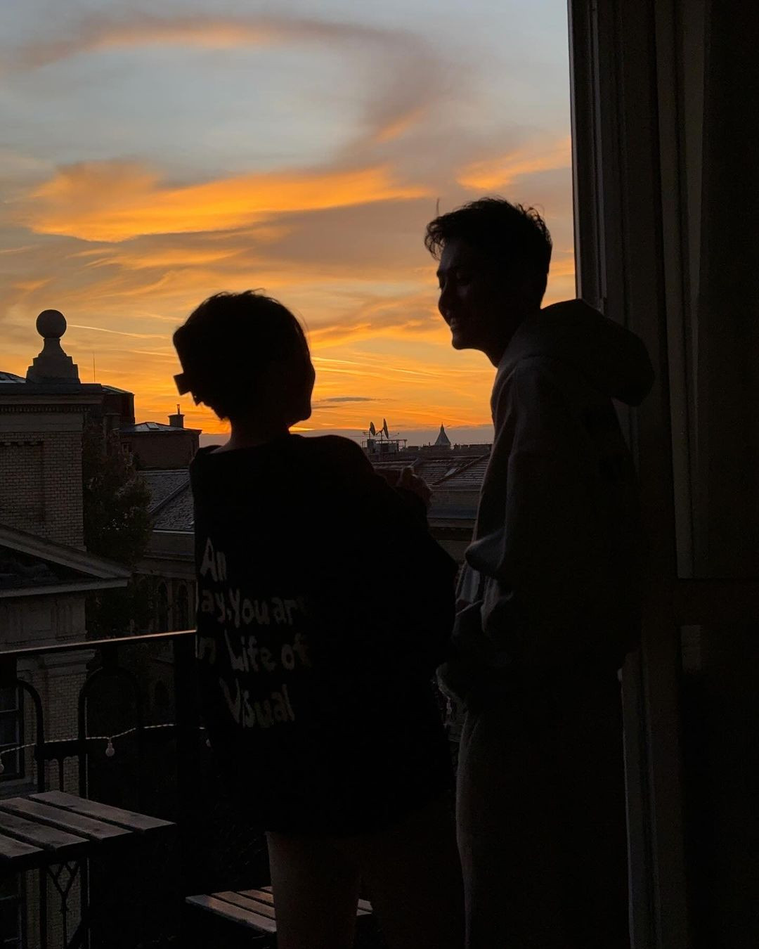 Trong loạt ảnh, Ly Phạm cùng bạn trai vô cùng tình cảm. Cô nàng thậm chí còn mặc áo của bạn trai.