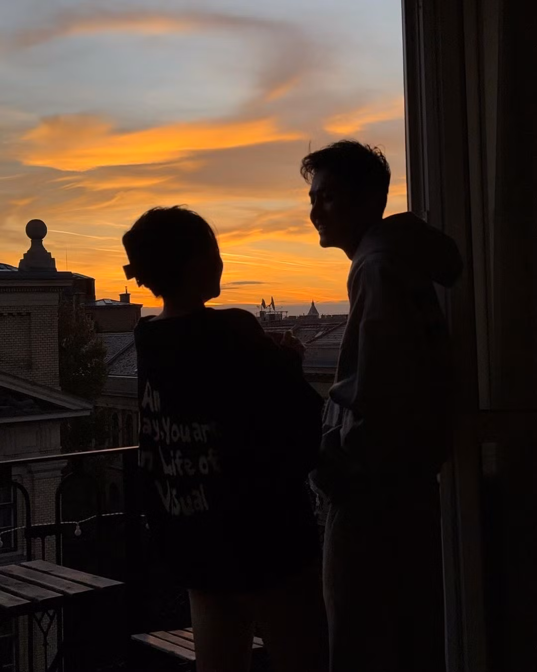 Trong loạt ảnh, Ly Phạm cùng bạn trai vô cùng tình cảm. Cô nàng thậm chí còn mặc áo của bạn trai.