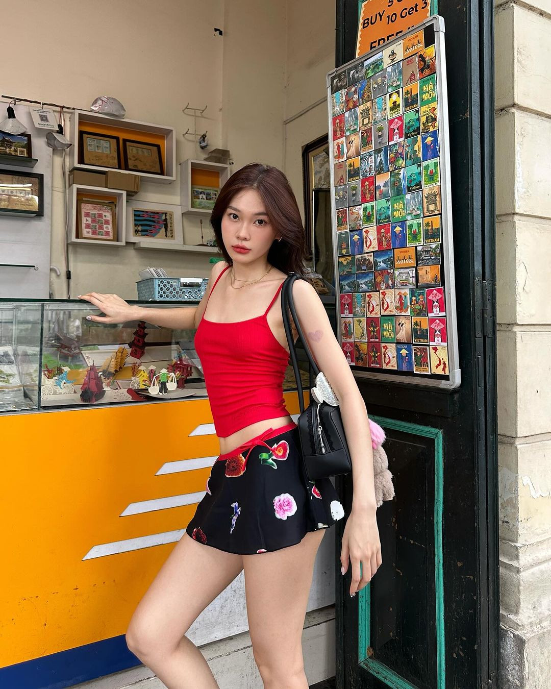 Với lợi thế dáng người mảnh khảnh cùng đôi chân dài miên man, Ly Phạm "cân đẹp" mọi phong cách từ nữ tính, trẻ trung đến cool ngầu, sang chảnh. (Ảnh: IGNV)