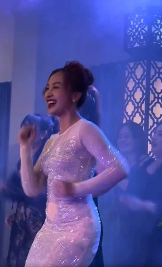 Nhìn gương mặt xinh đpẹ cùng những vũ đạo vô cùng trẻ trung, nhiều người đều bày tỏ băn khoăn không biết đây liệu có phải cô dâu, hay là khách mời của bữa tiệc. Thế nhưng nhân vật chính của đoạn video hút triệu lượt xem này thực chất là mẹ của cô dâu.