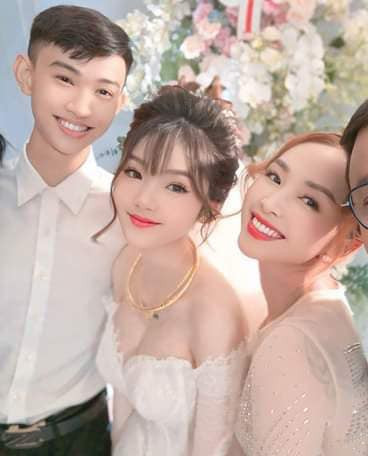 Chụp ảnh cùng con gái, nhiều người vô cùng bất ngờ với nhan sắc trẻ trung của "bà sui" chỉ như chị em với cô dâu.